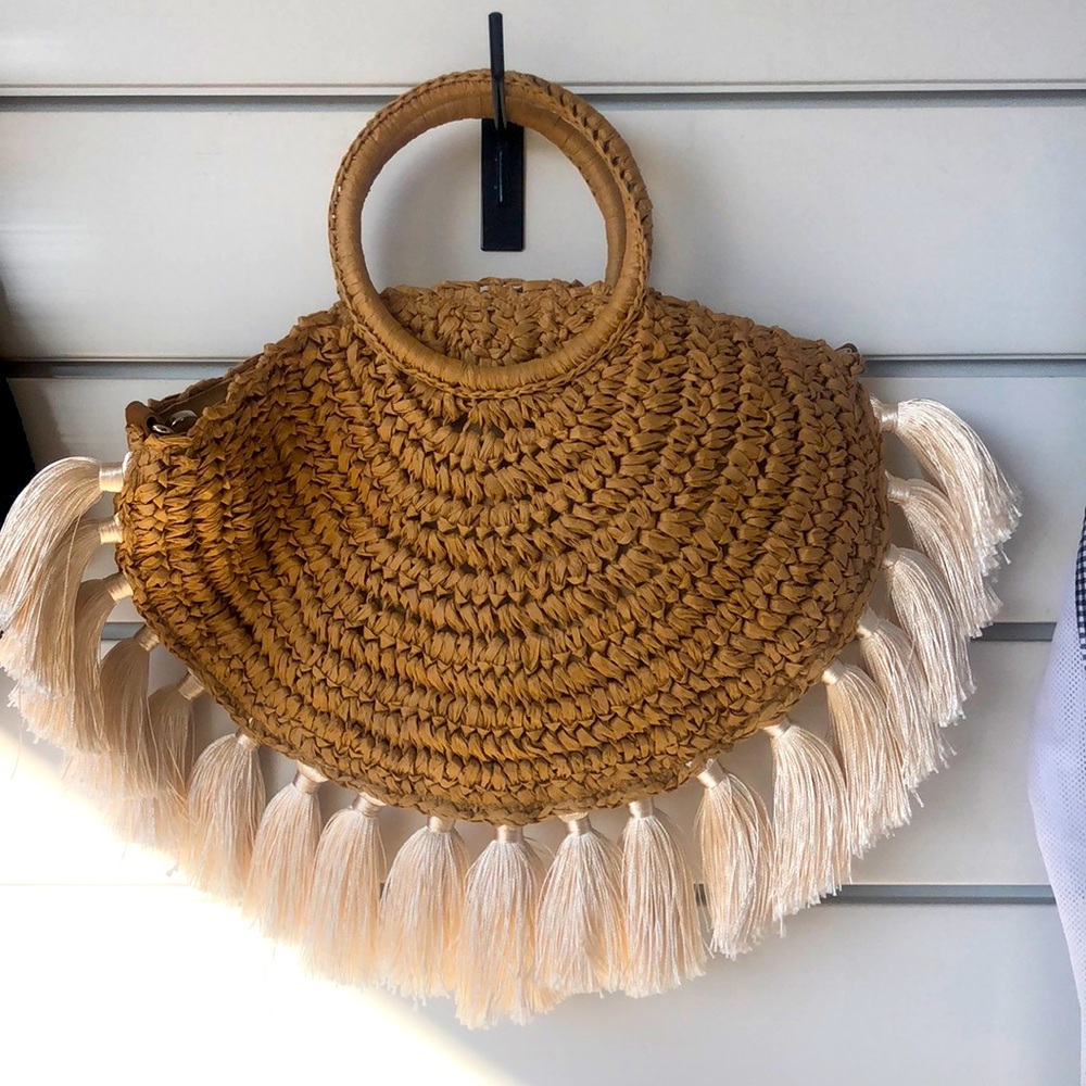 Straw bag with white tassels